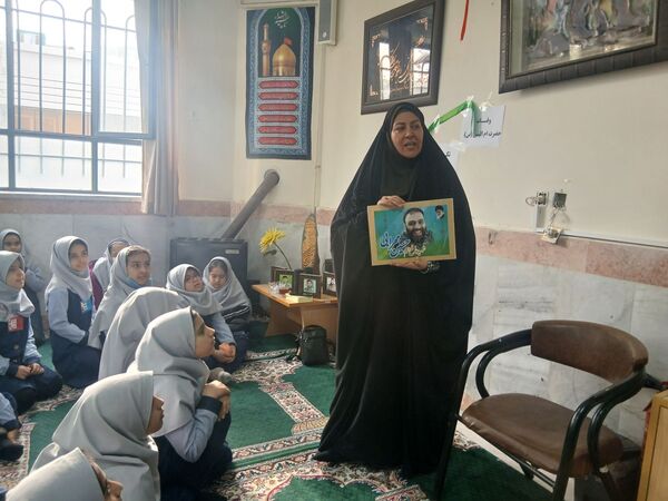 روایتگری زندگی  شهدا از زبان خواهر شهید محرابی دبستان میثاق ناحیه سه