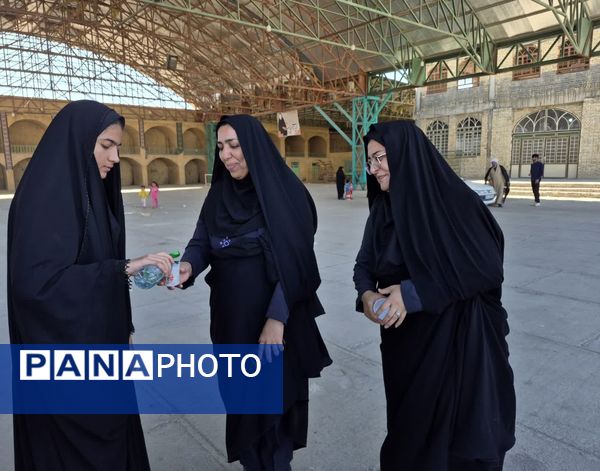 نمایش جرعه ای از ایستادگی در مسیر راهپیمایی ۱۳ آبان ماه