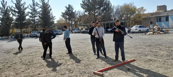 مسابقه طناب کشی و تیراندازی با تفنگ بادی در زاوه