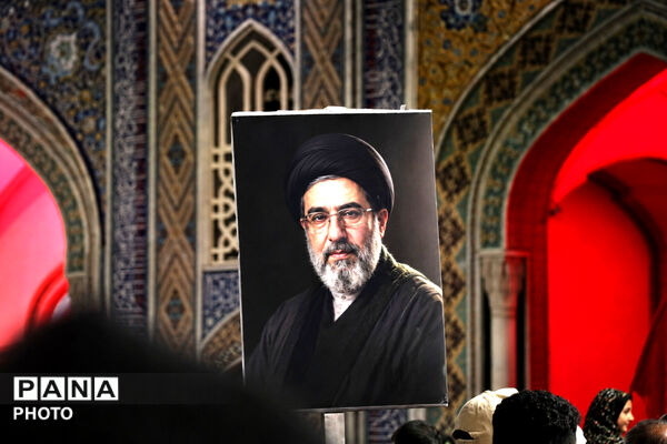 صحن‌های حرم رضوی در سرخی پرچم‌های خون‌خواهی و بدرقه باشکوه رهبر شهید