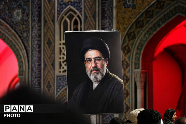 صحن‌های حرم رضوی در سرخی پرچم‌های خون‌خواهی و بدرقه باشکوه رهبر شهید