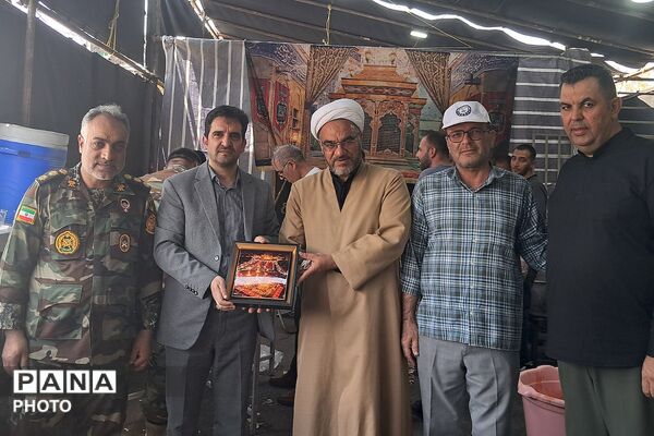 بهارستان دو در مسیر عشق؛ میزبانی فرهنگیان از زائران حسینی در عوارضی پرند