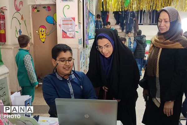 نمایشگاه دست سازه‌های دانش آموزی در دبستان پانزده خرداد ناحیه دو شهرری 