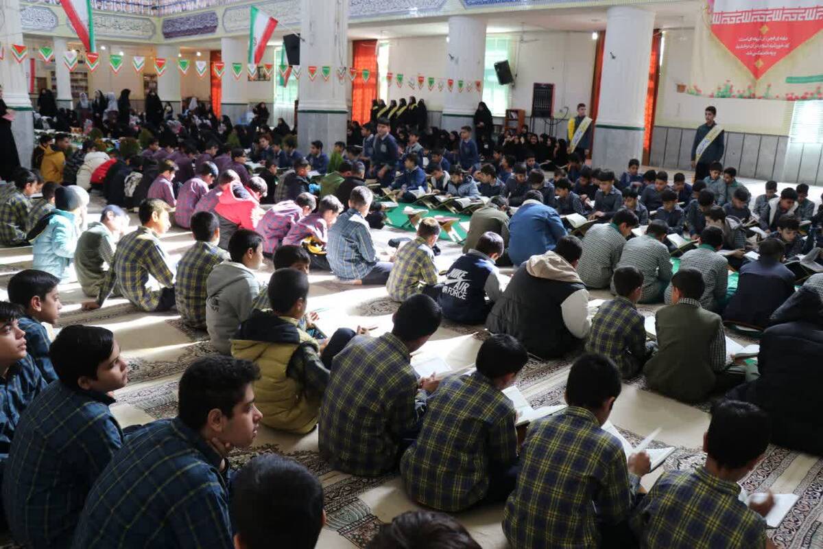 محفل هزار نفری انس با قرآن در ابرکوه همزمان با دهه فجر