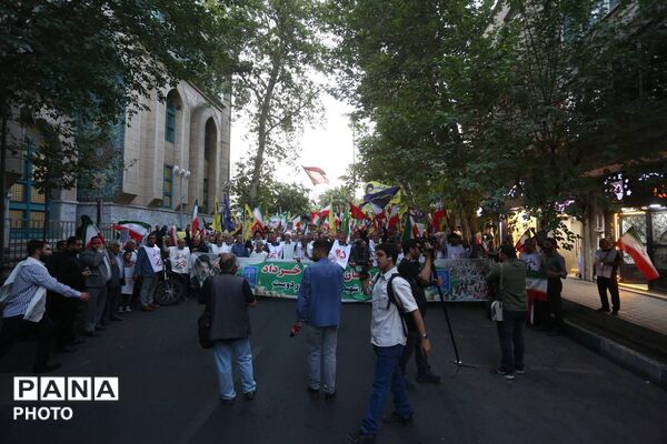 مراسم تجدید بیعت کفن پوشان ورامین با رهبر معظم انقلاب در میدان فلسطین و رواق کشوردوست