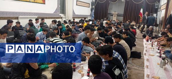 مراسم افطاری در دبیرستان استعدادهای درخشان شهید بهشتی دوره اول