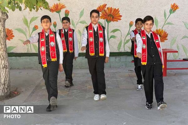 آغاز سال تحصیلی در مدرسه غیردولتی ایمان بجنورد با اجرای گارد پرچم