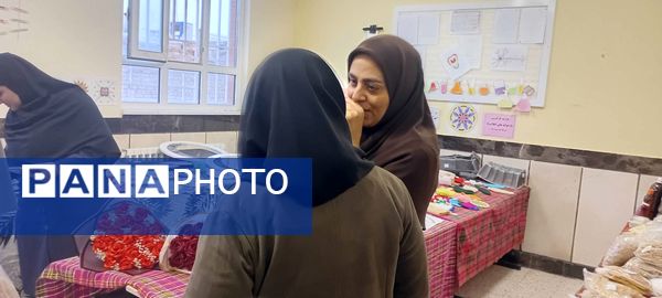 بازدید مدیر و پرسنل دبیرستان مادر مهربان خلیل آباد از بازارچه کار آفرینی