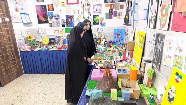 نمایشگاه آثار فرهنگی هنری و دست سازه‌های دانش آموزی در دبستان دخترانه فرهنگیان ۲