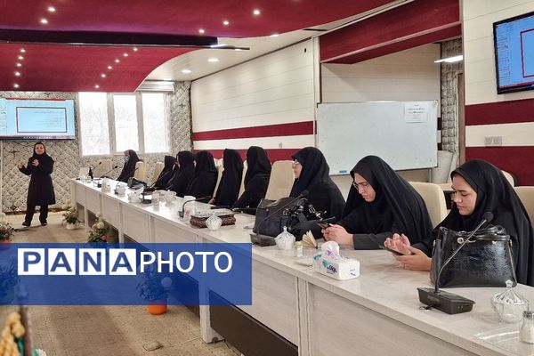 کارگاه آموزشی تغذیه سالم با رویکرد مکمل‌یاری در اداره آموزش و پرورش کهریزک 