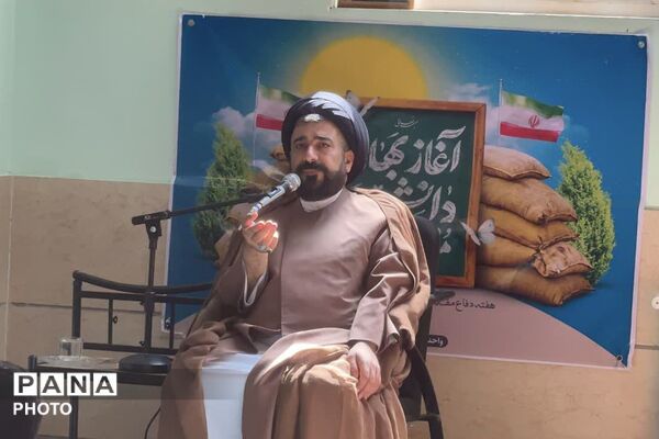 نماز جماعت در نخستین روزهای دبیرستان ابن‌سینا رودهن به امامت امام جمعه