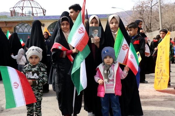 انقلاب را نسل جدید ادامه می دهند