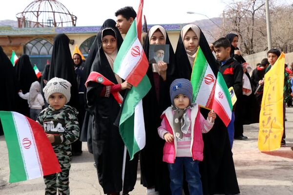انقلاب را نسل جدید ادامه می دهند