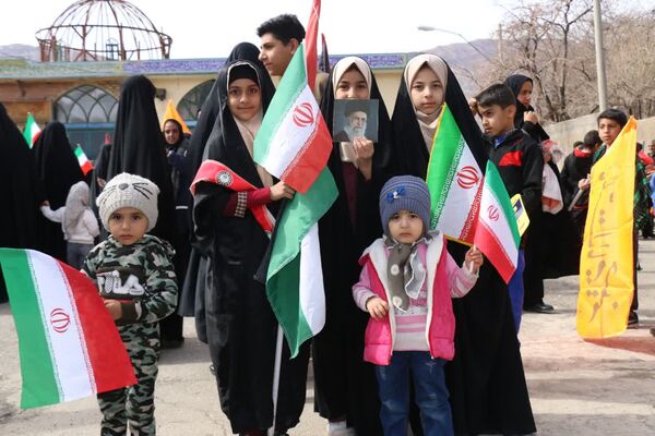 انقلاب را نسل جدید ادامه می دهند
