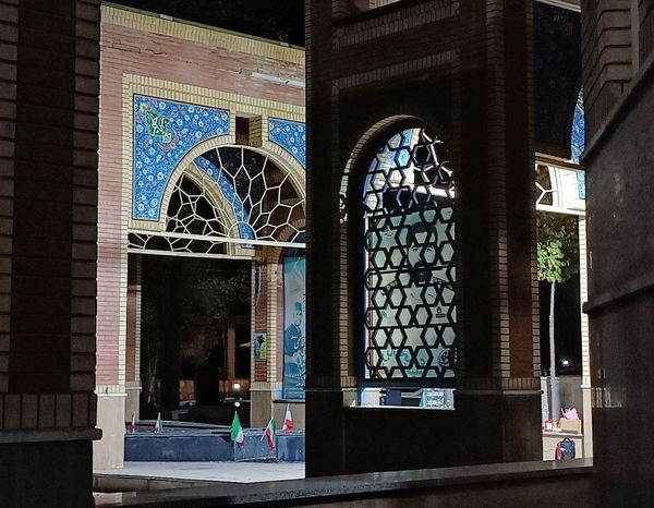 دختران شاهد فاطمه‌زهرا(س) در گلزار شهدا، قبور مطهر را به رنگ عشق آراستند