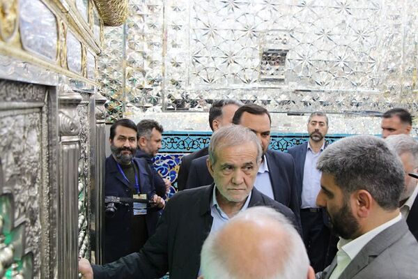 رئیس‌جمهور با خانواده شهدا در پیشوا دیدار کرد