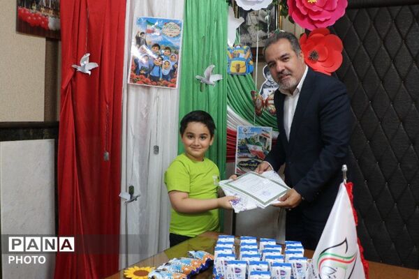 تقدیر از نوآموزان پرتلاش در پویش «مشت کوچک، بدرقه بزرگ» ناحیه دو شهرری 