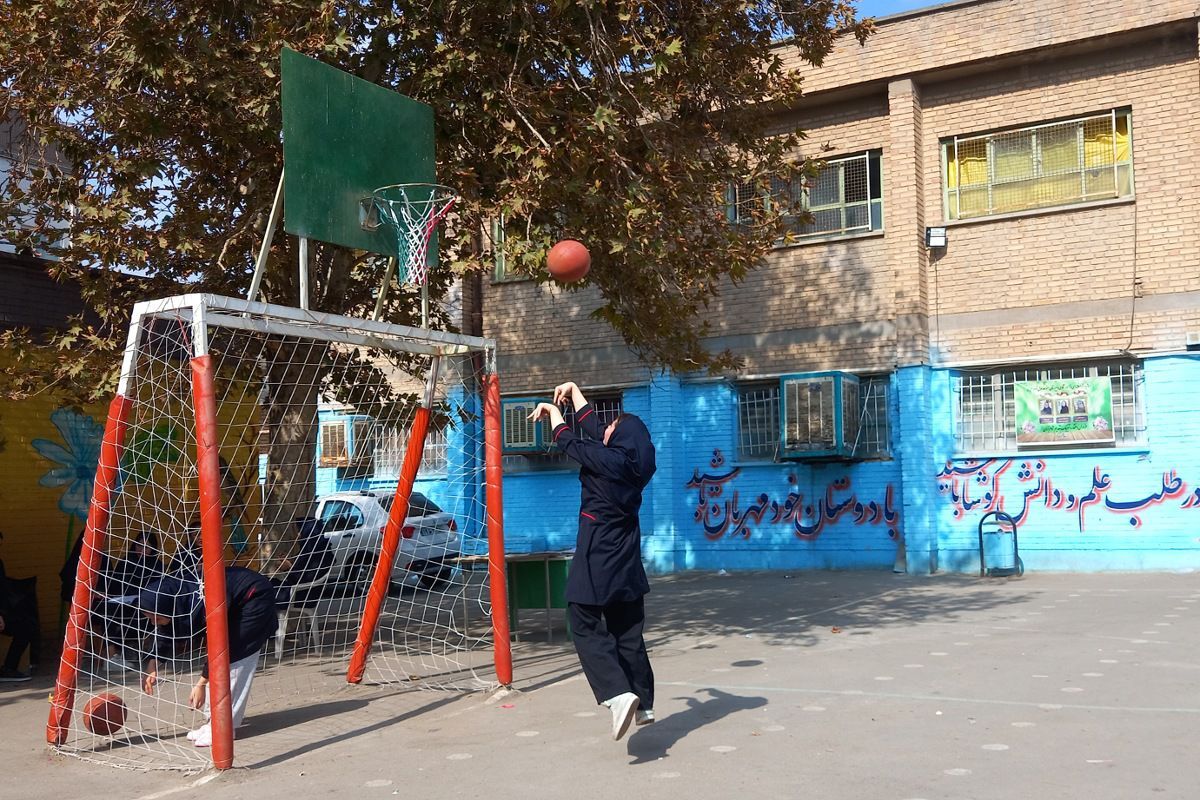 رقابت دوستی و سلامتی هفته تربیت‌بدنی با شور و نشاط دانش‌آموزان در دبیرستان توحید یک