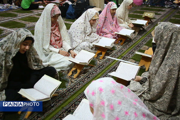 اعتکاف دانش‌آموزی در مسجد لولاگر