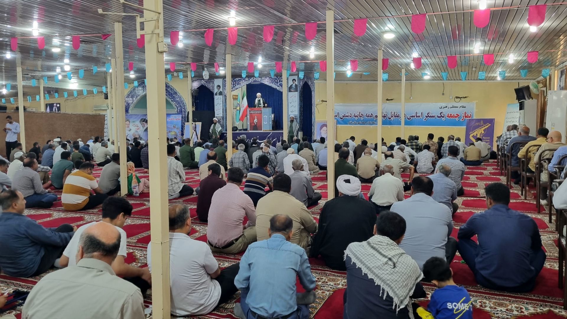 تجمع نمازگزاران نماز جمعه قشم در روز خشم و نصر