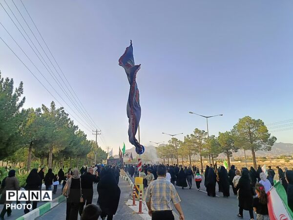 رقص پرچم‌ها در باد عزای کاشمر هم‌صدایی آسمان با زائران