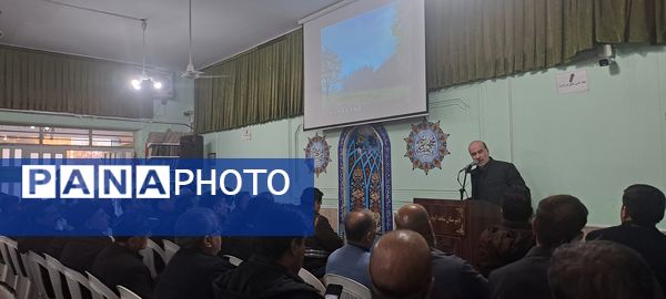 جلسه آموزش خانواده ویژه والدین پایه‌های دهم و یازدهم در دبیرستان شاهد ابوذر غفاری 