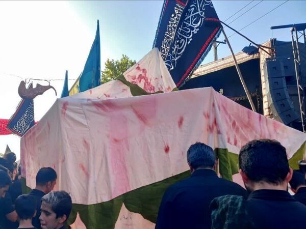اجتماع عظیم عاشقان حسینی در مراسم خیمه سوزان