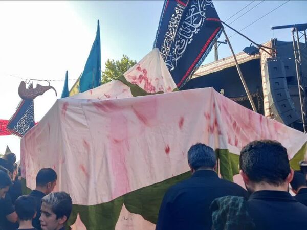 اجتماع عظیم عاشقان حسینی در مراسم خیمه سوزان