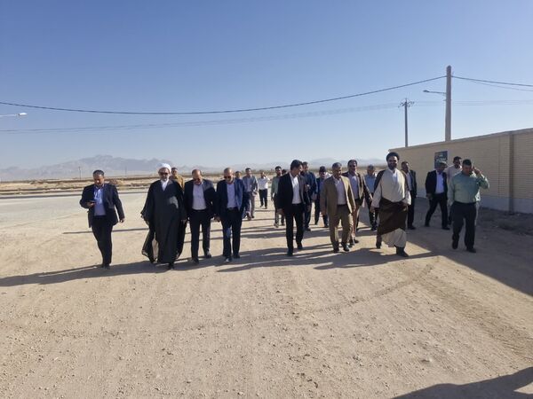 آیین کلنگ زنی پروژه آموزشی ۹ کلاسه هوشمند خیری روستای بهادران مهریز