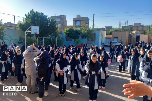 آغاز ماه‌مهر و دیدار مجدد دانش‌آموزان و معلمان در مدرسه عزیزالله پزشکی ۲