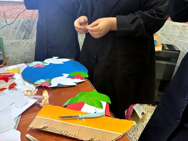 فضاسازی نمادین هنرستان تلاش با مشارکت دانش‌آموزان در آستانه ۱۳ آبان
