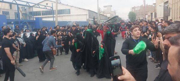 استقبال عزاداران حسینی از کاروان نمادین اسرای کربلا در قم