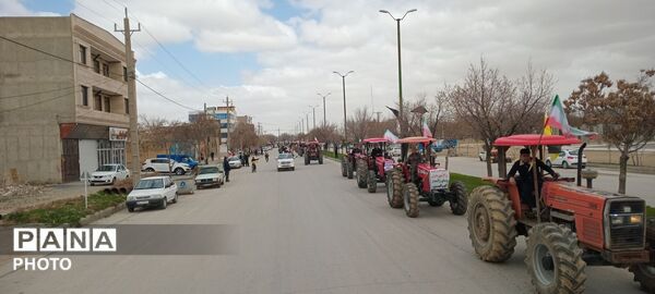 رژه تراکتورسواران کبودراهنگ در حمایت از نیرو‌های مسلح