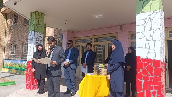 تقدیر از برگزیدگان مسابقات قرآن، عترت و نماز در دبیرستان حضرت سکینه 