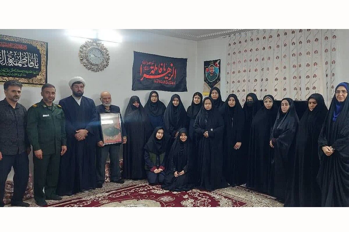 دیدار دانش‌آموزان مدرسه نمونه دولتی شهیدی با مادر شهید مجید زارعی به مناسبت روز مادر