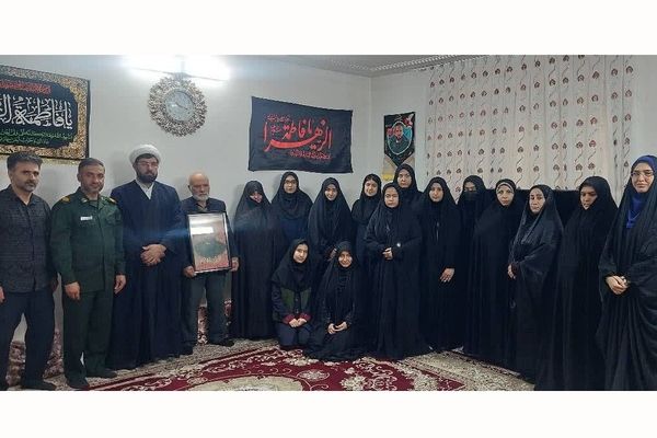 دیدار دانش‌آموزان مدرسه نمونه دولتی شهیدی با مادر شهید مجید زارعی به مناسبت روز مادر