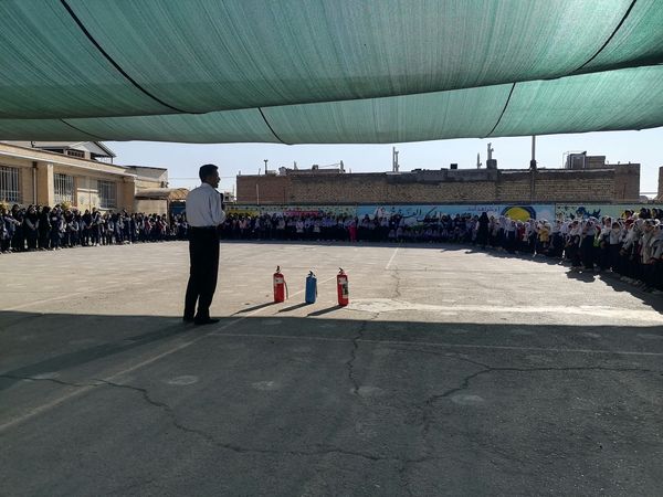 آموزش اطفاء حریق در مدرسه ناهید نخودی