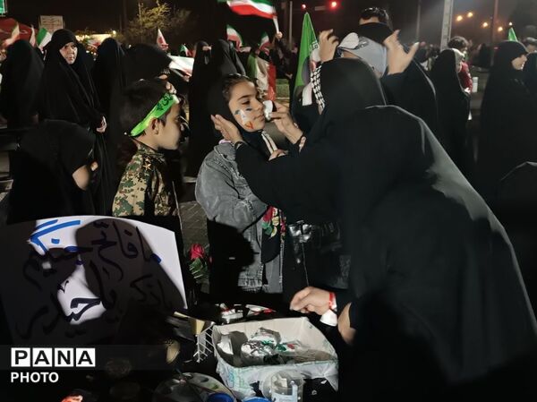 میز فرهنگی و هنری کانون فرهنگی تربیتی ۱۵ خرداد در میدان شریعتی