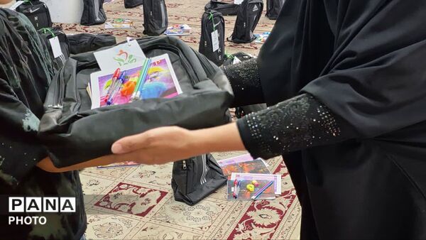اهدای۳ هزار بسته لوازم‌التحریر به یاد دانش‌آموزان شهید میناب