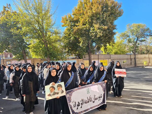 جوشش حماسه در گام های کوچک دانش آموزان امروز سفیران فردا