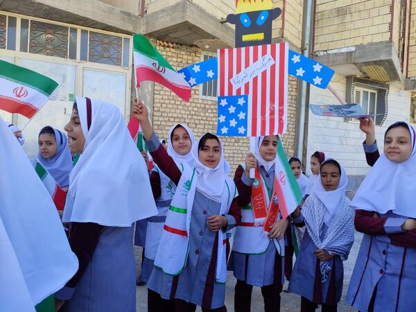حضور گسترده دانش آموزان سورشجان در راهپیمایی ۱۳ آبان؛ فریاد ایستادگی در برابر استکبار جهانی