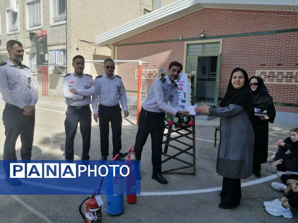 بزرگداشت روز آتش و ایمنی در دبیرستان کوثر فرهنگیان 