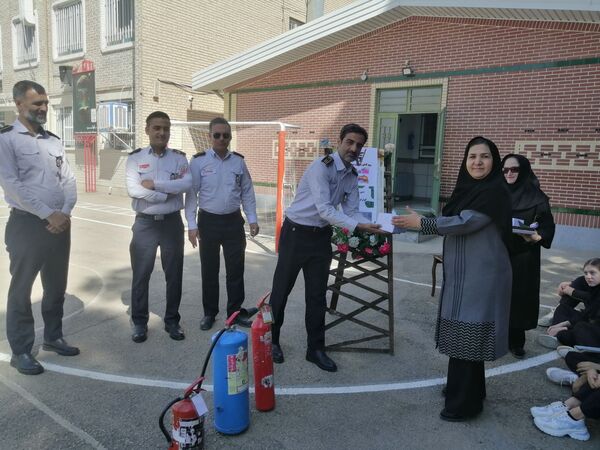 بزرگداشت روز آتش و ایمنی در دبیرستان کوثر فرهنگیان 