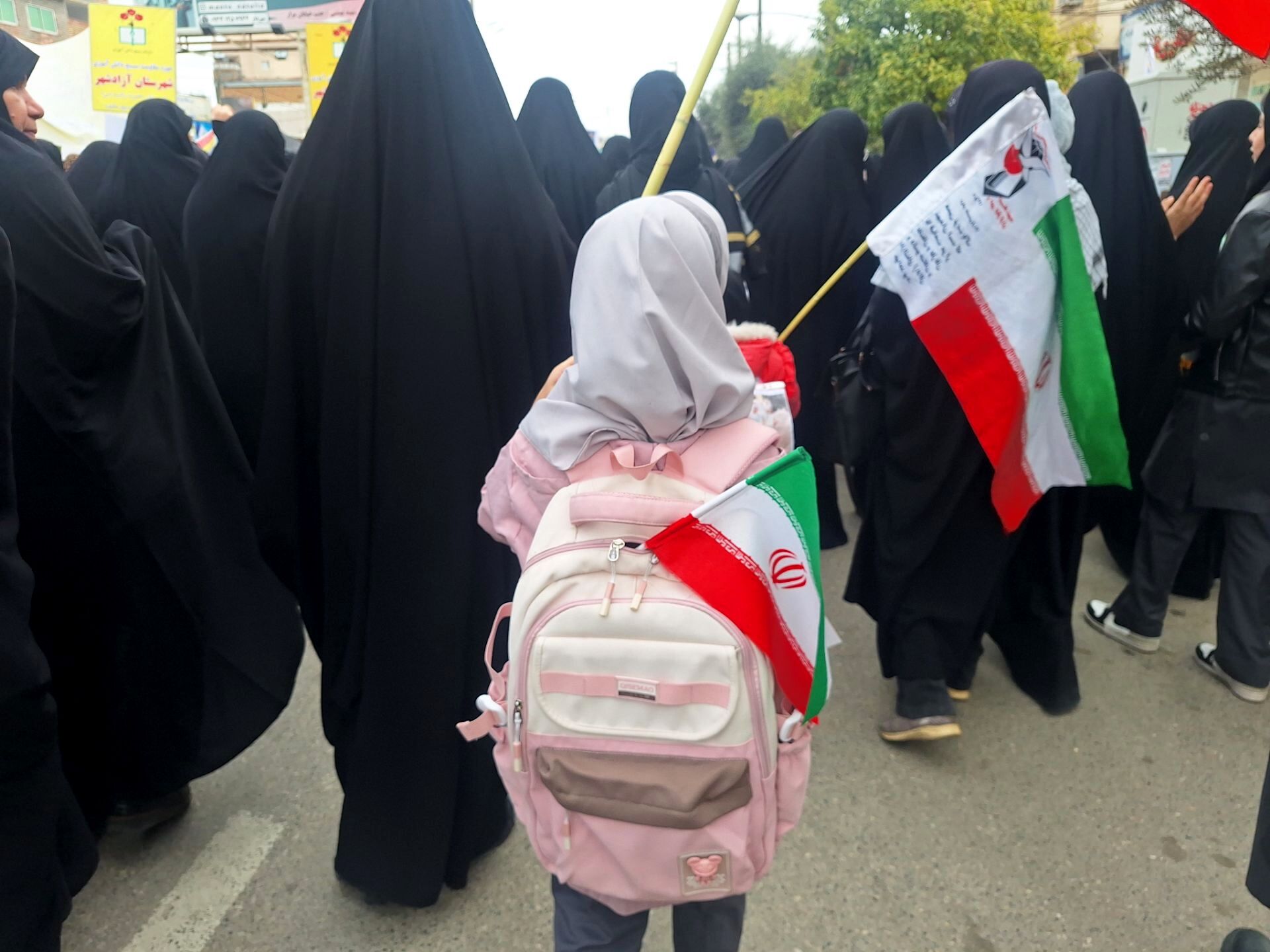 حضور دانش آموزان آزادشهری به یاد دانش آموزان میناب