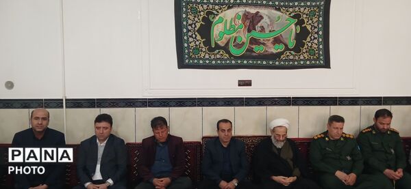 دلجویی دختران دانش‌آموز از خانواده شهدای جنگ رمضان در دهه کرامت 