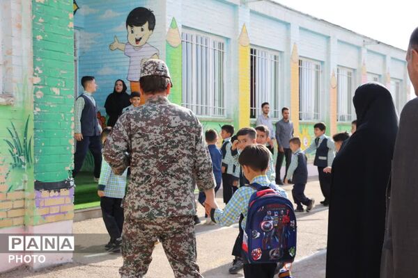 اولین قدم‌های مهرانه فرزندان شهید محمدمهدی علمداری در قاب بدرقه مسئولان شهرستانی