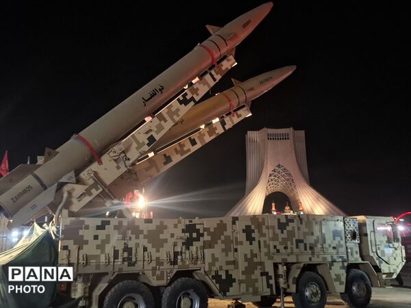 آشنایی نوجوانان با اصول اولیه کار با سلاح در غرفه «شهر کودک و نوجوان حسینی» محرم‌شهر
