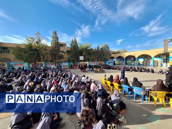 مسابقات ورزشی و اهدای جوایز به ورزشکاران مدال آور در دبیرستان شهید بابایی