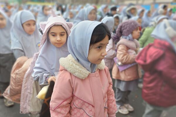 هم صدایی نسل آینده با انقلاب در مدرسه کودک مسلمان قرچک