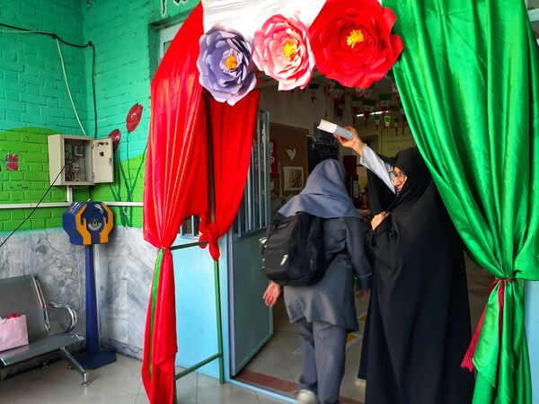 به صدا درآمدن زنگ مهر در مدرسه شایستگان منطقه ۱۶